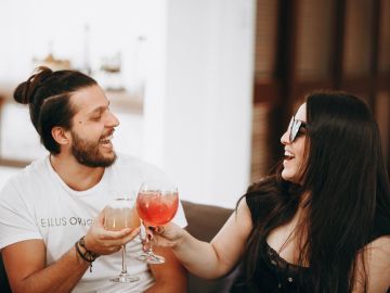 Tal vez veas en tu pareja su capacidad de diversión, pero esta actividad puede esconder muchos problemas económicos de fondo.