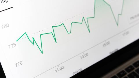 Los bancos en línea son muy competitivas en el mundo de las cuentas de ahorro con altos rendimientos.