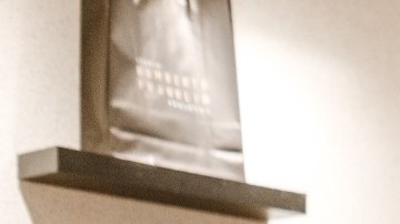 Aun cuando pudieran tener el mismo puesto, un hombre puede ganar un poco más que una colega mujer.