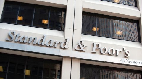 The front of the New York offices of Standard & Poor's August 18, 2011 in New York. US bond yields have been falling since the beginning of the month and have sharpened their drop, paradoxically, since Standard & Poor's lowered the country's credit rating a notch from AAA on August 5. AFP PHOTO/DON EMMERT / AFP / DON EMMERT        (Photo credit should read DON EMMERT/AFP via Getty Images)