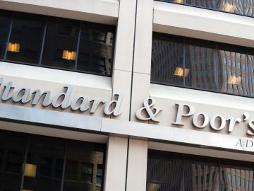 The front of the New York offices of Standard & Poor's August 18, 2011 in New York. US bond yields have been falling since the beginning of the month and have sharpened their drop, paradoxically, since Standard & Poor's lowered the country's credit rating a notch from AAA on August 5. AFP PHOTO/DON EMMERT / AFP / DON EMMERT        (Photo credit should read DON EMMERT/AFP via Getty Images)