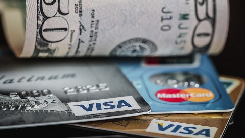 Agregar más dinero a tu deuda o pagar parte de tu factura durante el ciclo de cierre te ayuda en ahorrar dinero en los intereses.