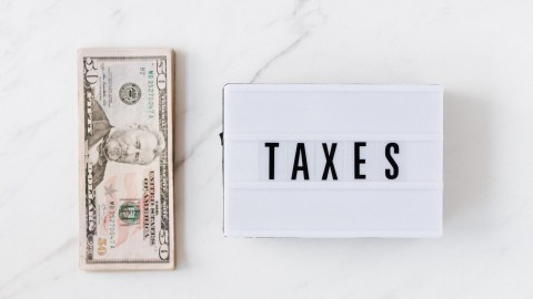 No sólo pagas los impuestos estatales, sino también hay imposiciones fiscales por el estado y localidad en la que vivas.