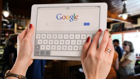 Google dice que considerará todos sus certificados como el equivalente a un título universitario de cuatro años para funciones relacionadas en la empresa.