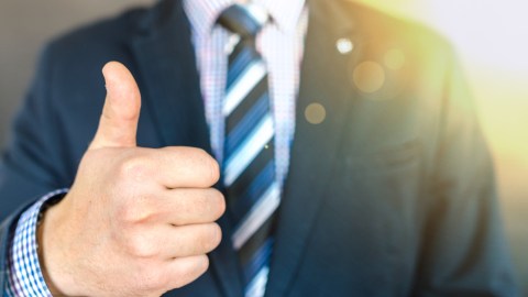 Si deseas un aumento de salario, no puedes esperar a que te lo ofrezcan sin importar cuánto trabajes. Tienes que estar preparado para preguntar y respaldarlo.