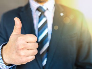 Si deseas un aumento de salario, no puedes esperar a que te lo ofrezcan sin importar cuánto trabajes. Tienes que estar preparado para preguntar y respaldarlo.