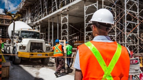 Según datos del censo de Estados Unidos, los inmigrantes mexicanos tienen más probabilidades que otros trabajadores de trabajar en las industrias de construcción, mantenimiento, servicios y producción.
