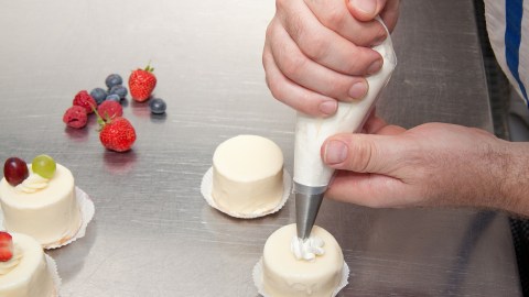 Trabajar por cuenta propia no implica ser informal. Si vez que te empieza a ir muy bien y tu emprendimiento está dando grandes frutos, entonces acércate a la formalidad.