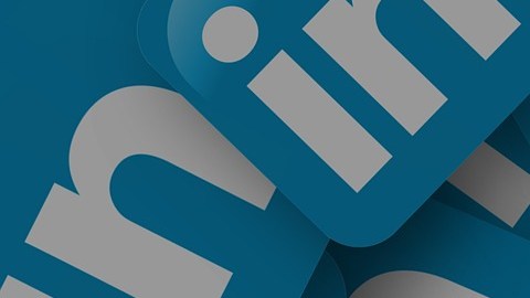 La opción “Abierto al trabajo”, es una configuración de empleo que permite a los reclutadores y a tu red saber que estás buscando una nueva oportunidad en el mercado laboral.