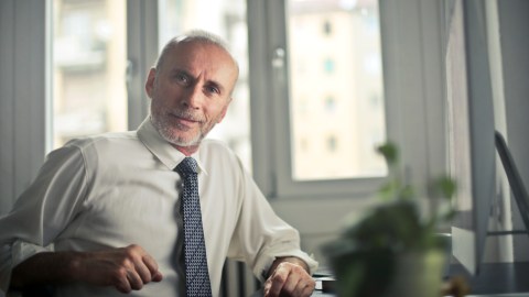 Un buen consejo es buscar empleo en una empresa más pequeña donde puedas aumentar tus oportunidades de ser contratado.