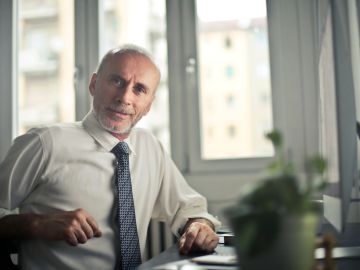 Un buen consejo es buscar empleo en una empresa más pequeña donde puedas aumentar tus oportunidades de ser contratado.