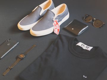 En un negocio de reventa, prácticamente puedes vender cualquier cosa, como ropa, zapatos o lo que tú consideres.