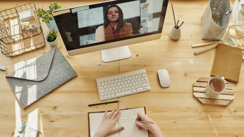 Uno de los consejos más importantes es que aunque hagas la entrevista en la comodidad de tu casa, necesitas vestirte de forma adecuada, tal y como harías en una entrevista presencial.