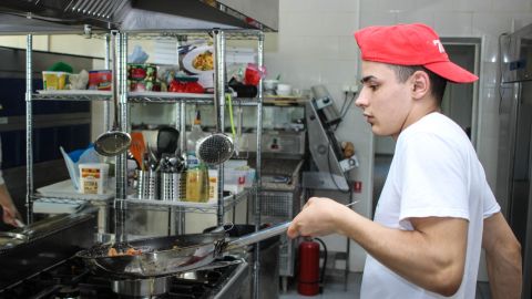 El trabajo en una cocina tiene un promedio de paga de $21,092 dólares anuales.