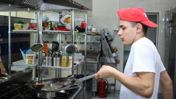 El trabajo en una cocina tiene un promedio de paga de $21,092 dólares anuales.