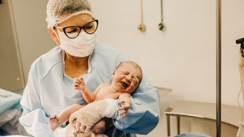 Debido a la pandemia de coronavirus, ser enfermera se ha convertido en una profesión complicada pero muy demandada.