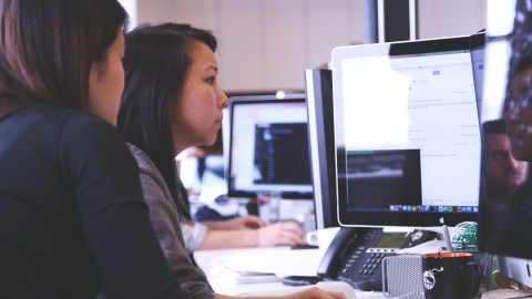 El ingeniero de software, el analista de datos y el analista de negocios son los roles que ven la mayoría de las solicitudes de empleo.