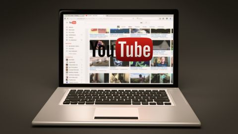 Piensa en que tu primer video debe ser de introducción clásica, que sepan quién eres, de qué trata tu canal y por qué eres diferente a los demás.