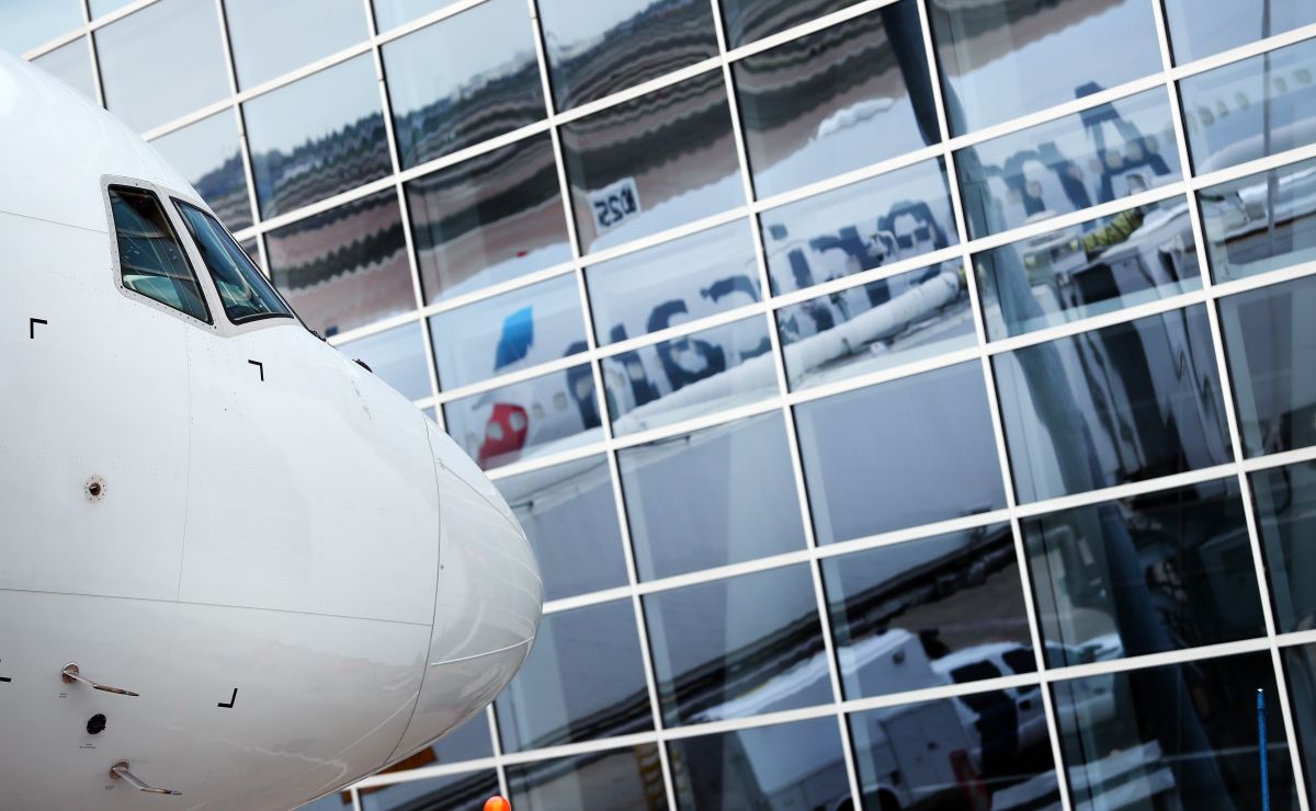 American Airlines posterga la venta de alcohol durante sus vuelos tras