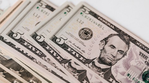 De cinco en cinco dólares puedes convertirte en millonario aunque no lo creas. Inviértelos.