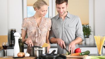 Cuidar de tu matrimonio y cocinar más en casa siempre hará que tus finanzas estén sanas.