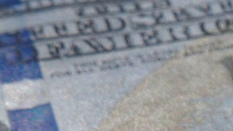 El dólar frente al peso mexicano perdió un poco.