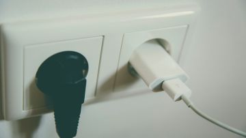 Una gran manera de hacer que te rinda más tu dinero es desconectando tus aparatos eléctricos cuando no los ocupes.