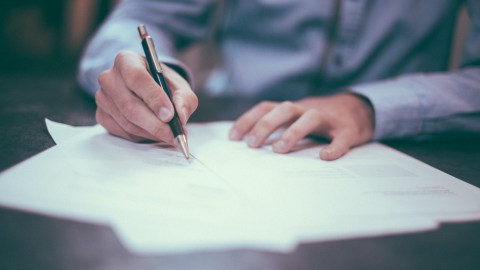 Un notario es un testigo legal oficial que certifica que la firma de documentos importantes se realice en óptimas condiciones.