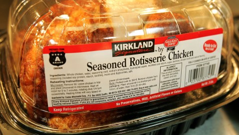 El pollo rostizado es uno de los emblemas de la comida preparada de la tienda.