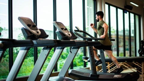 ¿Por qué pagar la mensualidad por un gimnasio al que ahorita no puedes ir por el COVID-19?
