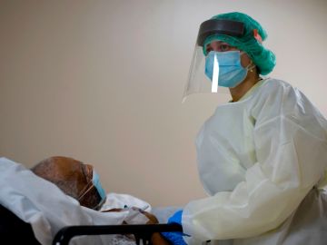 A healthcare worker tends to a patient in the Covid-19 Unit at United Memorial Medical Center in Houston, Texas, July 2, 2020. - Despite its renowned medical center with the largest agglomeration of hospitals and research laboratories in the world, Houston is on the verge of being overwhelmed by cases of coronavirus exploding in Texas. (Photo by Mark Felix / AFP) / RESTRICTED TO EDITORIAL USE
TO GO WITH AFP STORY by Julia Benarrous: "Covid-19: Houston's hospital system underwater" (Photo by MARK FELIX/AFP via Getty Images)