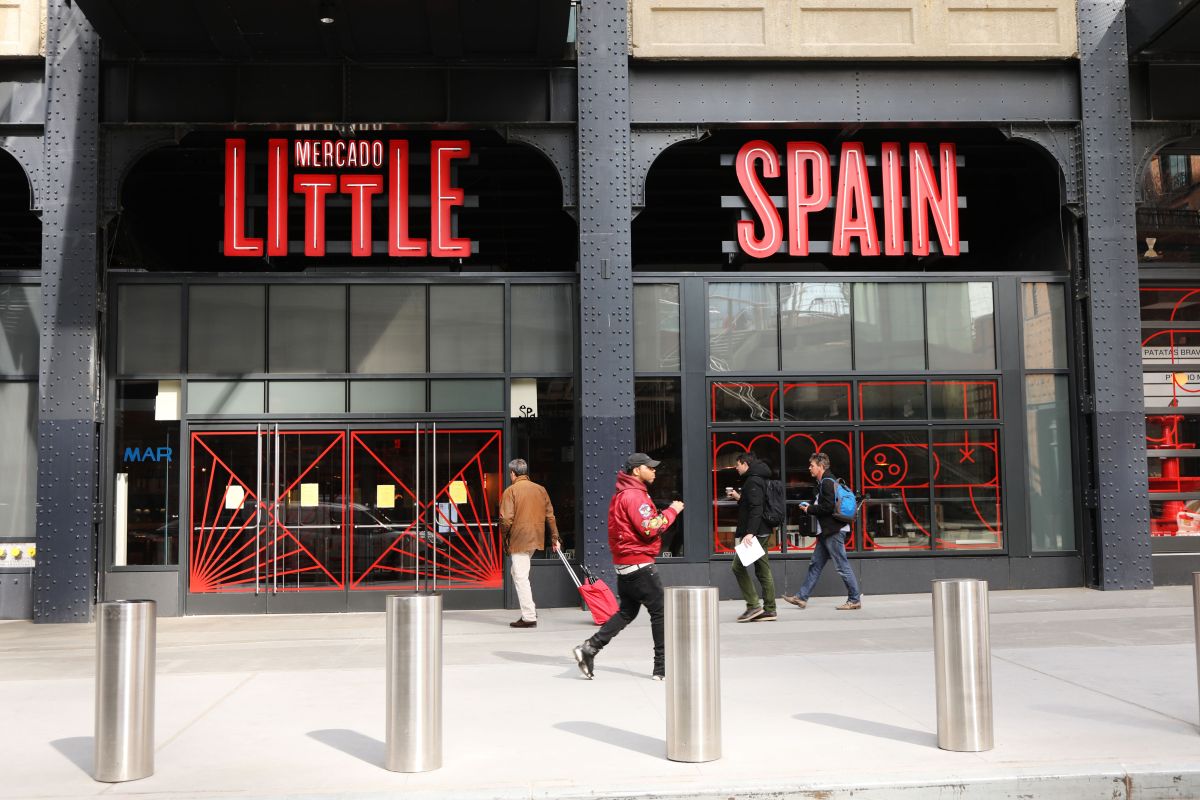 Mercado Little Spain tiene una tonelada de comida y artículos de despensa disponibles para comenzar a operar.