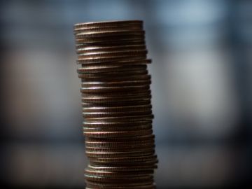 Los paquetes o rollos de monedas vienen cubiertos por lo que se hace difícil verificar la veracidad de su contenido.