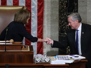 WASHINGTON, DC - DECEMBER 18: Speaker of the House Nancy Pelosi (D-CA) (L) shakes hand with Rep. Mark Meadows (R-NC) as she presides over the House of Representatives as they vote on the second article of impeachment of U.S. President Donald Trump at in the House Chamber at the U.S. Capitol December 18, 2019 in Washington, DC. The U.S. House of Representatives voted to successfully pass two articles of impeachment against President Donald Trump on charges of abuse of power and obstruction of Congress. (Photo by Chip Somodevilla/Getty Images)