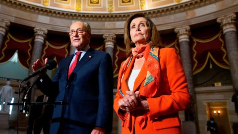Washington (United States), 04/08/2020.- US Speaker of the House Nancy Pelosi (R) and Senate Minority Leader Democrat Chuck Schumer (L) deliver remarks to members of the news media following a round of negotiations on coronavirus stimulus relief legislation, in National Statuary Hall on Capitol Hill in Washington, DC, USA, 04 August 2020. Negotiatons continue on coronavirus stimulus relief legislation, with the goal of a deal between Trump administration officials, Senate Rebublicans and Congressional Democratic leadership; as unemployment insurance for tens of millions of Americans has already expired. (Estados Unidos) EFE/EPA/MICHAEL REYNOLDS