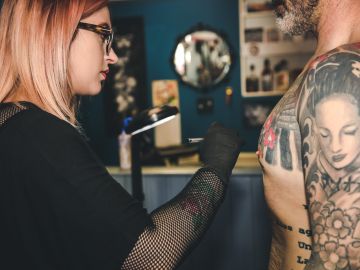 Realizarse un tatuaje no debe ser una decisión simple ni sencilla, menos cuando pones en riesgo tu dinero y tu salud.