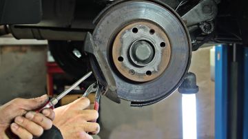 Si sabes calcular el desgaste de las llantas con suma experiencia, entonces puedes emplearte como técnico de neumáticos.