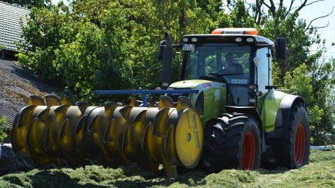 Un granjero o gerente agrícola también es un gran trabajo con perfil salarial idóneo y sin diploma de universidad. El salario promedio anual de esta posición es de $69,300 dólares.