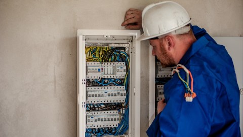 Las entidades con los mejores salarios para electricistas son Distrito de Columbia, Nueva York, Illinois, Hawai y Alaska, con salarios entre 75 y 79 mil dólares anuales.