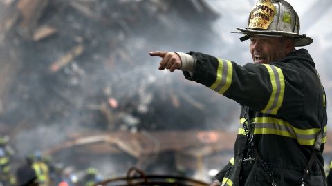 El suelo promedio de un bombero en Estados Unidos es de $24.45 dólares por hora, con un promedio anual de $50,850 dólares.