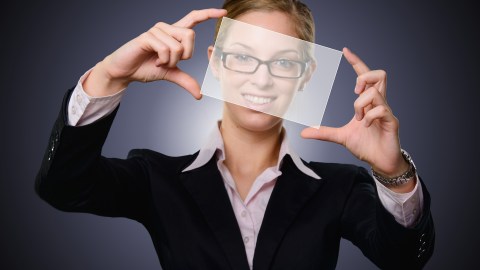 Lo sabemos, no eres fotógrafo, pero si planeas tomarte una foto exclusivamente para LinkedIn entonces cuida la iluminación en la imagen. Una foto oscura no sirve de mucho.