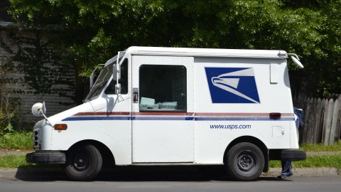 Según la Oficina de Estadísticas Laborales, la mayoría de los trabajadores postales son empleados de tiempo completo del gobierno federal con salario medio de $52,060 dólares anuales.