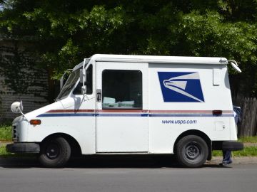 Según la Oficina de Estadísticas Laborales, la mayoría de los trabajadores postales son empleados de tiempo completo del gobierno federal con salario medio de $52,060 dólares anuales.