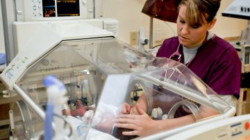La enfermera partera certificada hace más que solo ayudar a que nazca un bebé.