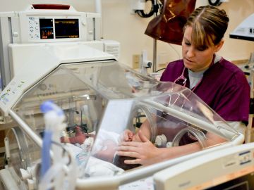 La enfermera partera certificada hace más que solo ayudar a que nazca un bebé.