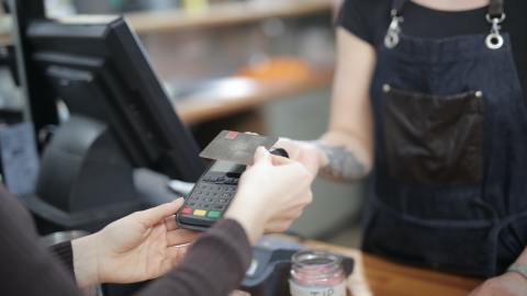 Con la llegada de la pandemia, muchas cadenas de supermercados están aumentando la contratación de cajeros y almacenistas para satisfacer la demanda de servicios en la tienda.