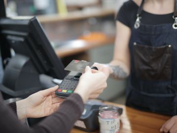 Con la llegada de la pandemia, muchas cadenas de supermercados están aumentando la contratación de cajeros y almacenistas para satisfacer la demanda de servicios en la tienda.