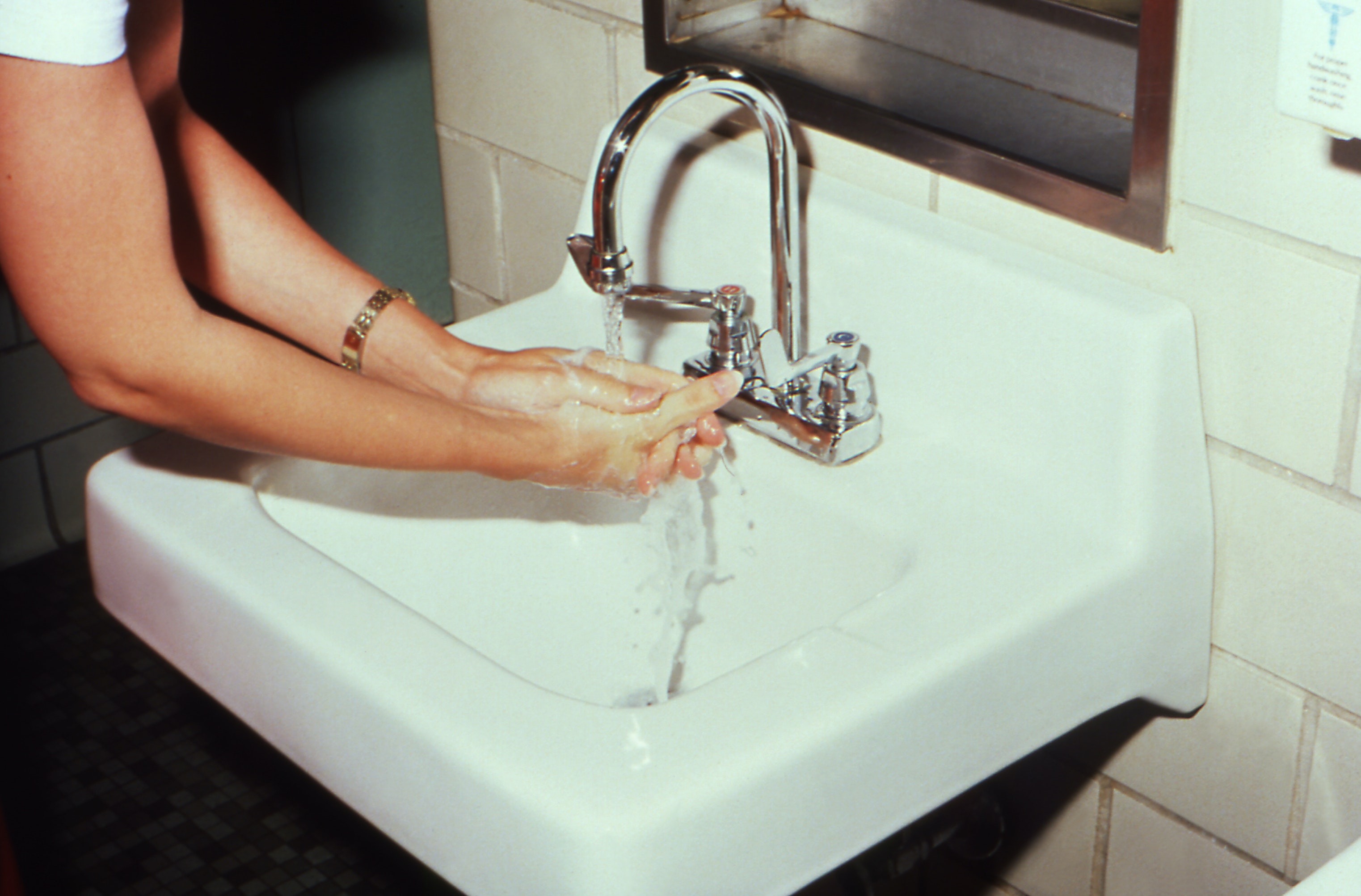 Ausencia comportarse Náutico VIDEO: Cómo reparar distintas fugas de agua en el hogar - Solo Dinero