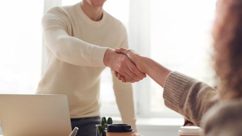 La Comisión Federal de Comercio (FTC por sus siglas en inglés), recomienda a quienes encuentran estas supuestas ofertas laborales que no se brinde información de tarjetas de crédito ni de cuentas bancarias, a menos que conozca a la compañía y esté de acuerdo en pagar.