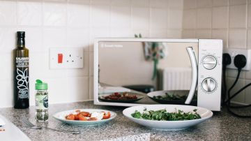 El horno de microondas se ha convertido en un electrodoméstico indispensable en las cocinas.